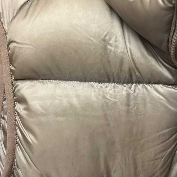 Uniqlo Women Light Down Vest Md Wide Quilted Lightweight tan fall layering warm - Picture 3 of 9